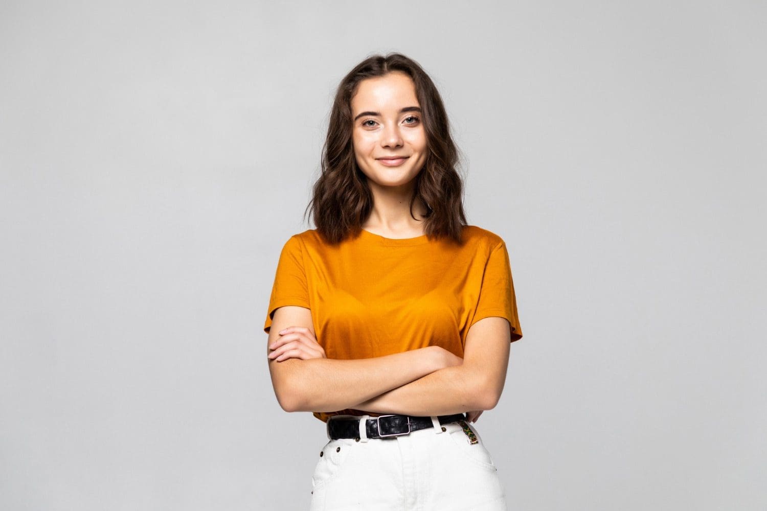 Retrato de una mujer joven de pie con ropa informal de negocios